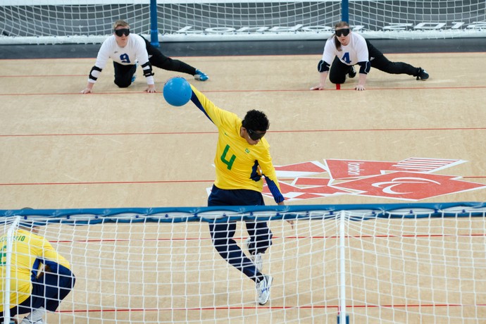 Leomon faz arremesso com giro em jogo das Paralimpíadas de Londres (Foto: Guilherme Taboada/CPB)