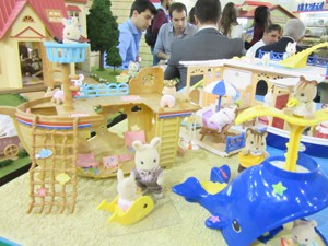 Coleção de animais, casas, mobília e acessórios que incentivam as crianças a contar suas próprias histórias por meio dos brinquedos da Sylvanian Familiess (Foto: Marta Cavallini/G1)