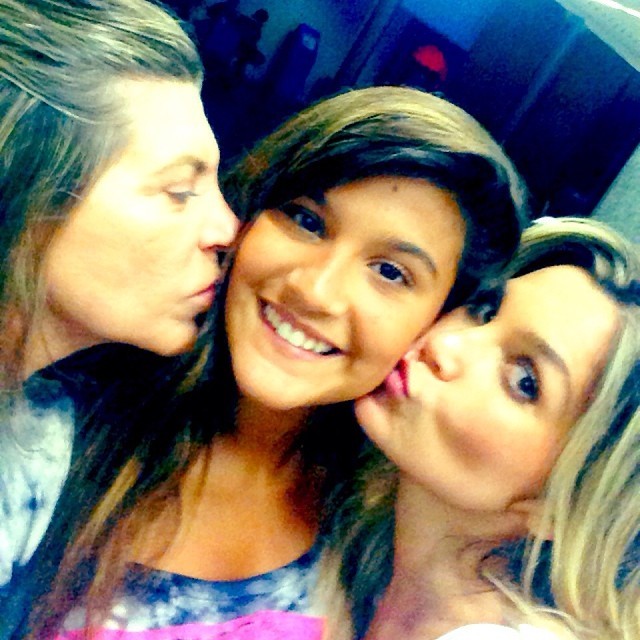 Giulia sendo beijada pela mãe (Foto: Instagram/ Reprodução)
