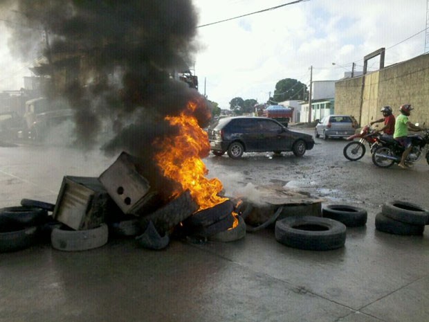 Moradores protestam contra buracos na Perimetral, em Olinda (Foto: Kety Marinho/Globo Nordeste)