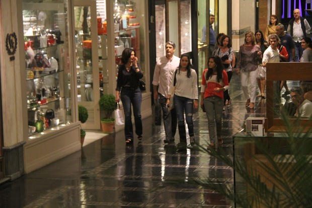 Willian Bonner e Fátima Bernardes com as filha em shopping na Zona Sul do Rio (Foto: Daniel Delmiro/AgNews)