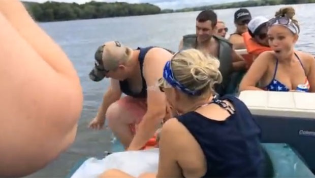 Anel caiu na água após garota bater na mão do namorado (Foto: Reprodução/YouTube/Swilk 16)