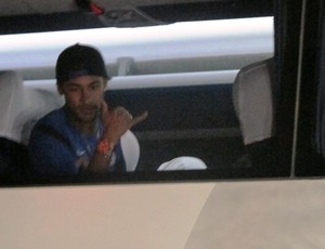 Neymar no ônibus na chegada do Santos a Teresina (Foto: Lincoln Chaves)