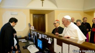 Após eleição, papa foi pessoalmente a hotel onde estava hospedado para pagar conta e buscar malas (Foto: Gettyimages/BBC)