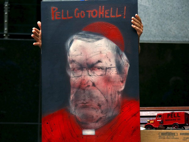Vítimas e parentes das crianças fizeram um cartaz para se manifestar contra os abusos sexuais ocorridos em Sydney , na Austrália. O cardeal australiano George Pell admite que a igreja cometeu erros enormes (Foto: David Gray/Reuters)
