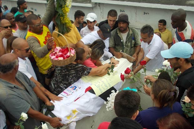 G1 - Corpo De Menino Morto Em Tiroteio No Rio é Enterrado Sob Forte ...