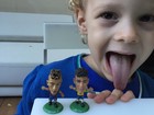 Davi Lucca, filho de Neymar, brinca com miniaturas do pai