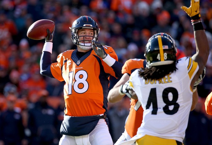 Peyton Manning, do Denver Broncos, faz lançamento (Foto: Getty Images)