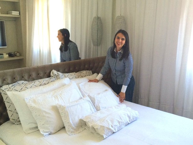 Lorena Gasel conta que ganhou tempo e dinheiro ao adquirir um apartamento decorado em Goiânia, Goiás (Foto: Paula Resende/ G1) Lorena Gasel conta que ganhou tempo e dinheiro ao adquirir um apartamento decorado em Goiânia, Goiás (Foto: Paula Resende/ G1)