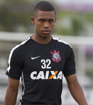 Discreto em 2015, Malcom ganha chance para virar 