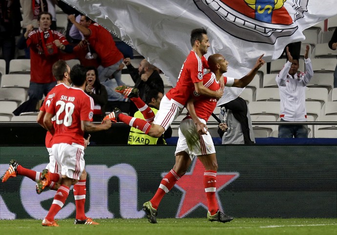 Luisão comemora gol do Benfica com Jonas (Foto: AP Photo/Armando Franca)
