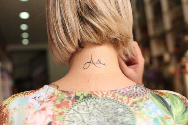 Andressa Urach tem o nome do filho tatuado no pescoo (Foto: Iwi Onodera/EGO)