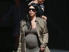 Kim Kardashian leva North West a festa e mostra barriguinha da gravidez
