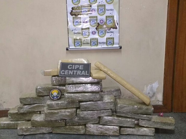Drogas foram apreendidas com mulher de 32 anos, diz polícia (Foto: Divulgação / PF)