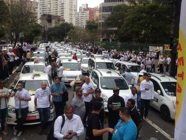Taxistas bloqueiam a rua em frente à Câmara Municipal de São Paulo (Foto: Carolina Dantas/G1)