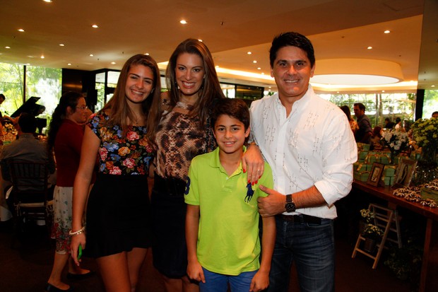 César Filho, a esposa a atriz Elaine Michelly e os filhos Luigi e Luma no aniversário do filho de empresário (Foto: Marcos Ribas/Photo Rio News)