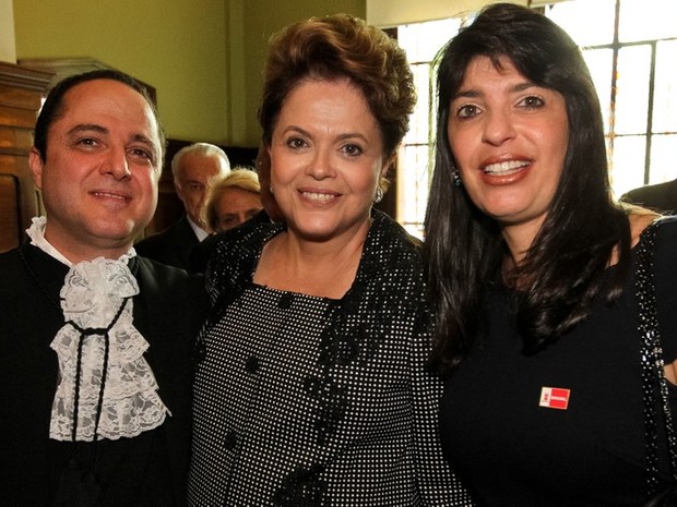 Dilma com Roberto Kalil Filho e Cláudia Cozer posam em 2011, na cerimônia de posse de Kalil como titular do departamento de Cardiopneumologia da Faculdade de Medicina da Universidade de São Paulo (USP) (Foto: Roberto Stuckert Filho/PR) Dilma com Roberto Kalil Filho e Cláudia Cozer posam em 2011, na cerimônia de posse de Kalil como titular do departamento de Cardiopneumologia da Faculdade de Medicina da Universidade de São Paulo (USP) (Foto: Roberto Stuckert Filho/PR)