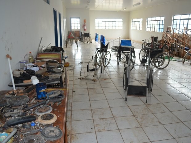 Espaço do Centro de Fisioterapia é utilizado como depósito e oficina de cadeira de rodas (Foto: Gustavo Rebouças)