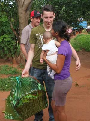 Livre após 9 meses de sequestro, brasileiro distribui cestas de Natal (AFP Photo)