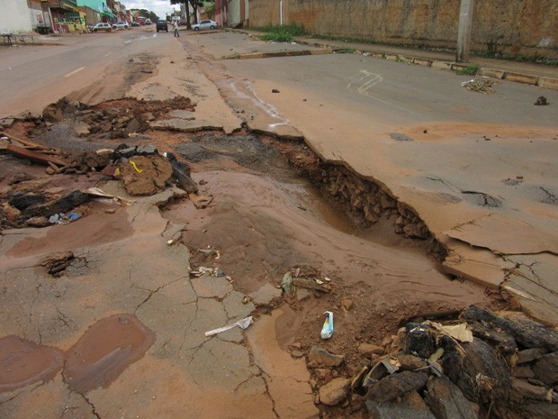 "Cratera" em rua de Vicente Pires, no DF, acumula sujeira e lama (Foto: Luciana Amaral/G1)