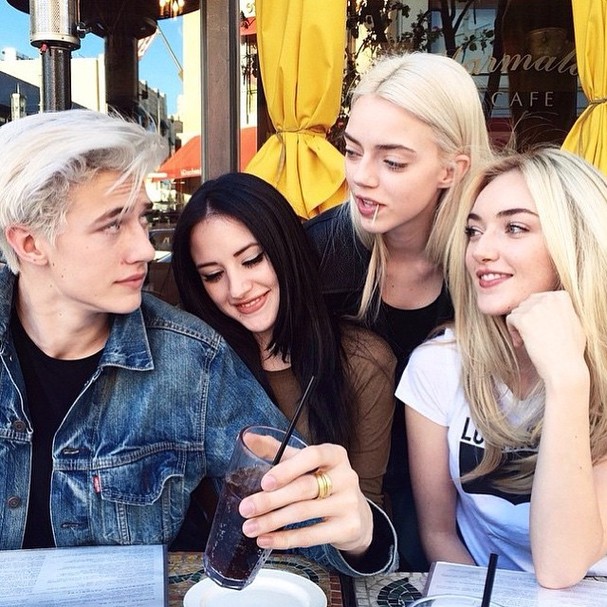 A família de modelos (aka o grupo The Atomics) (Foto: Reprodução/ Instagram)