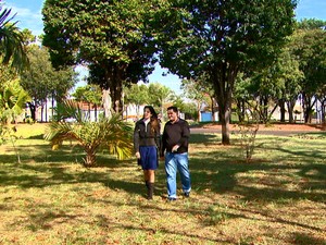Deraldo Santos e Tatiane Câmara visitam a praça onde foi realizada a cerimônia (Foto: Wilson Aiello/EPTV) Deraldo Santos e Tatiane Câmara visitam a praça onde foi realizada a cerimônia (Foto: Wilson Aiello/EPTV)