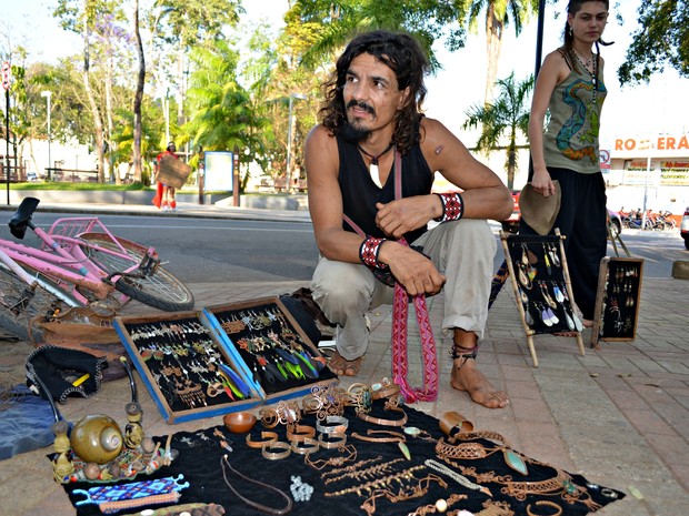 Artesão vende joias em praça de Rio Branco (Foto: Veriana Ribeiro/G1)