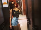 Bruna Marquezine usa shortinho jeans e faz charme para mostrar look