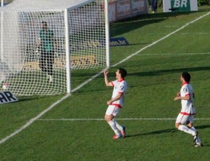 Wellington comemora o gol do Paraná contra o São Caetano (Foto: Divulgação / Paraná Clube)