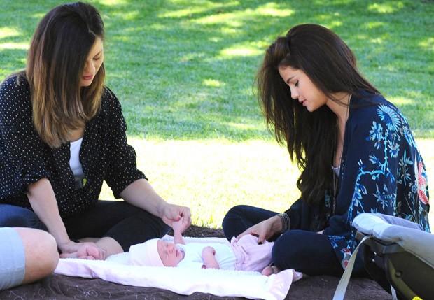 Selena Gomez com a mãe, Mandy, e a irmãzinha (Foto: Grosby Group)