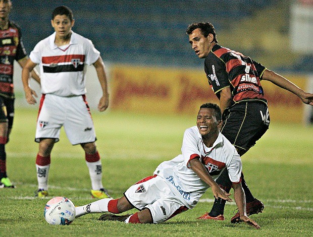 Ferrão não conseguiu se impôr na primeira etapa de jogo contra o Guarani de Juazeiro (Foto: Kid Júnior /Ag. Diário)