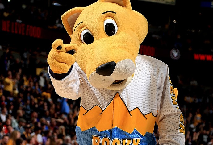 Mascote dos Nuggets desmaia antes de partida com Blazers. Assista | globoesporte.com