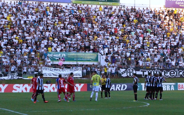 Guaratinguetá vence ABC no Frasqueirão e quebra sequência de seis vitórias do alvinegro potiguar (Foto: Augusto Gomes)