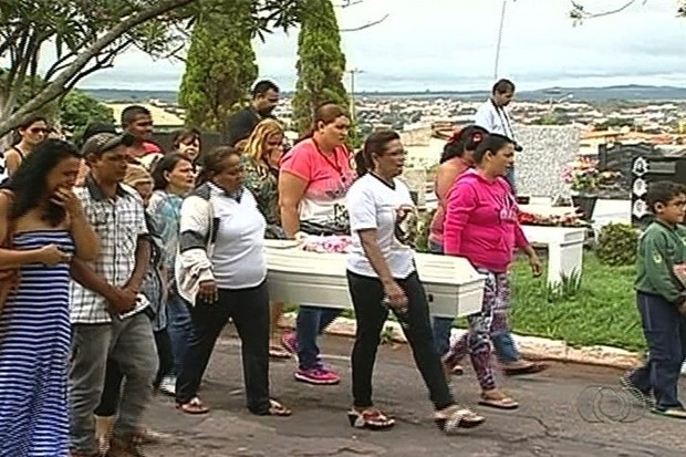 enterro da menina Yasmin Martins de Souza Silva, assassinada em Catalão (Foto: Reprodução/TV Anhanguera)
