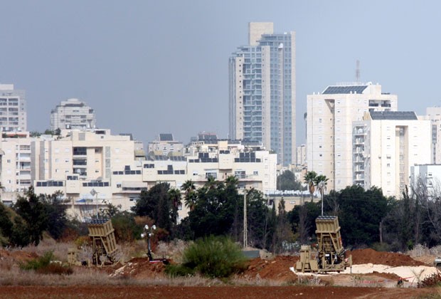 Sistema antimísseis israelense é visto em Tel Aviv (Foto: AFP)