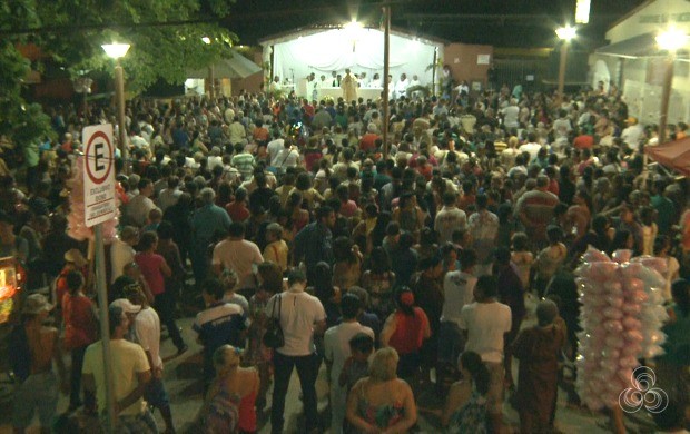 Fiéis se reuniram na praça principal do bairro São Francisco para a missa de celebração ao santo (Foto: Acre TV)