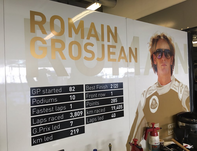 Painel em homenagem a Romain Grosjean no Circuito de Yas Marina (Foto: Divulgação)