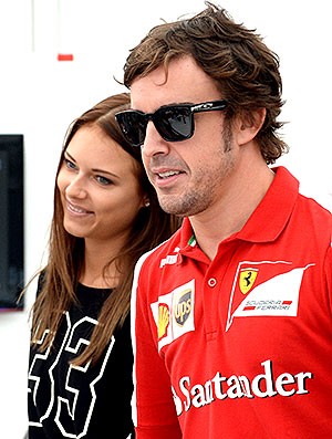 Alonso com a namorada Dasha Kapustina (Foto: AFP)