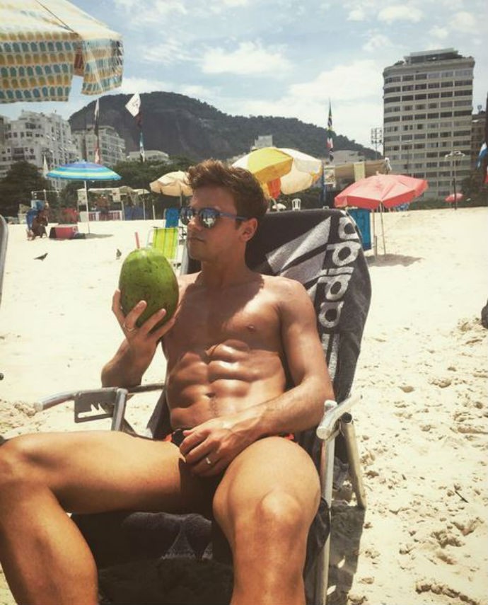 Tom Daley curtindo o dia de folga em Copacabana (Foto: Reprodução/Instagram)