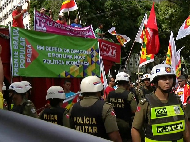 Em Belém, manifestação tem grupo a favor e contra Dilma (Foto: Reprodução/TVG)