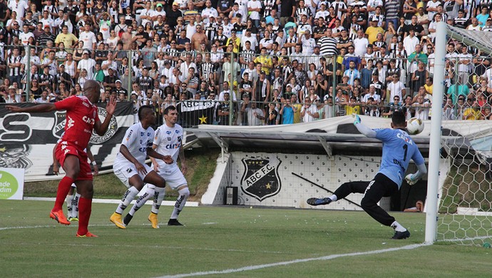 Flávio Boaventura - zagueiro do América-RN faz o gol do título (Foto: Fabiano de Oliveira)