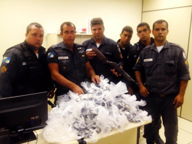 Policiais apresentaram as drogas apreendidas na delegacia de Cabo Frio (Foto: Polícia Militar)