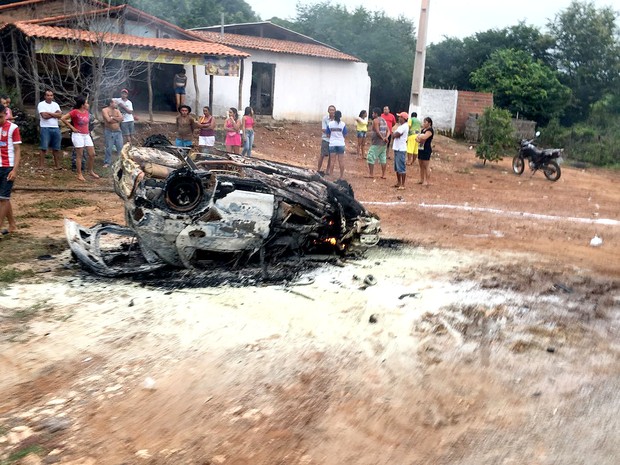 Automóvel de passeio se incendiou após choque contra caminhão-tanque (Foto: Divulgação / PRF-MA)