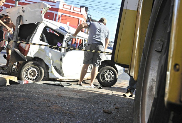 Acidente entre ônibus e carro em Cuiabá (Foto: Leandro J.Nascimento/G1)