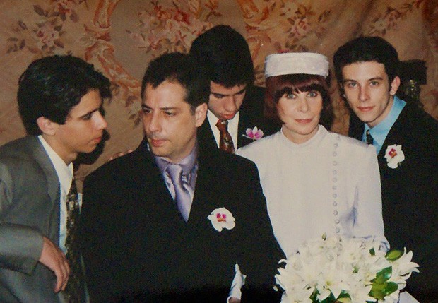 Foto do casamento de Rita e Roberto de Carvalho, em novembro de 1996. O casal aparece com os filhos: Antônio, João e Beto (Foto: Reprodução/Facebook)