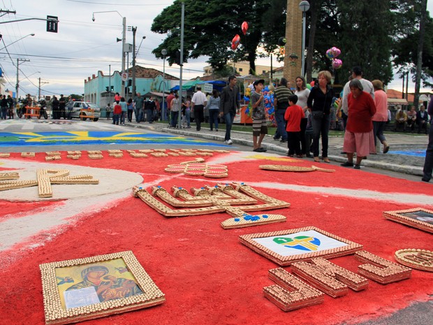 Fiéis produzem 3 kms de tapete de Corpus Christi em Caçapava (Foto: Carlos Santos/G1)