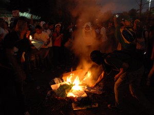 Manifestantes fizeram fogueiras com cartazes e paus para bloquear vias (Foto: Gabriel Penha/G1)