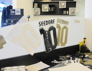 Produção camisa Seedorf do botafogo (Foto: Rafael Cavalieri / Globoesporte.com)