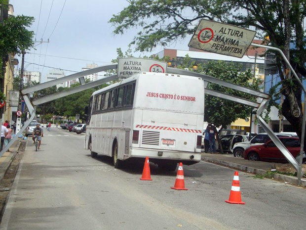 Ônibus atingiu placa de sinalização na Ribeira, em Natal (Foto: Everaldo Costa/G1)