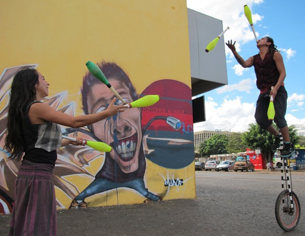 Chilena e equatoriano praticam malabarismo em área comercial de Brasília (Foto: Felipe Néri/ G1)